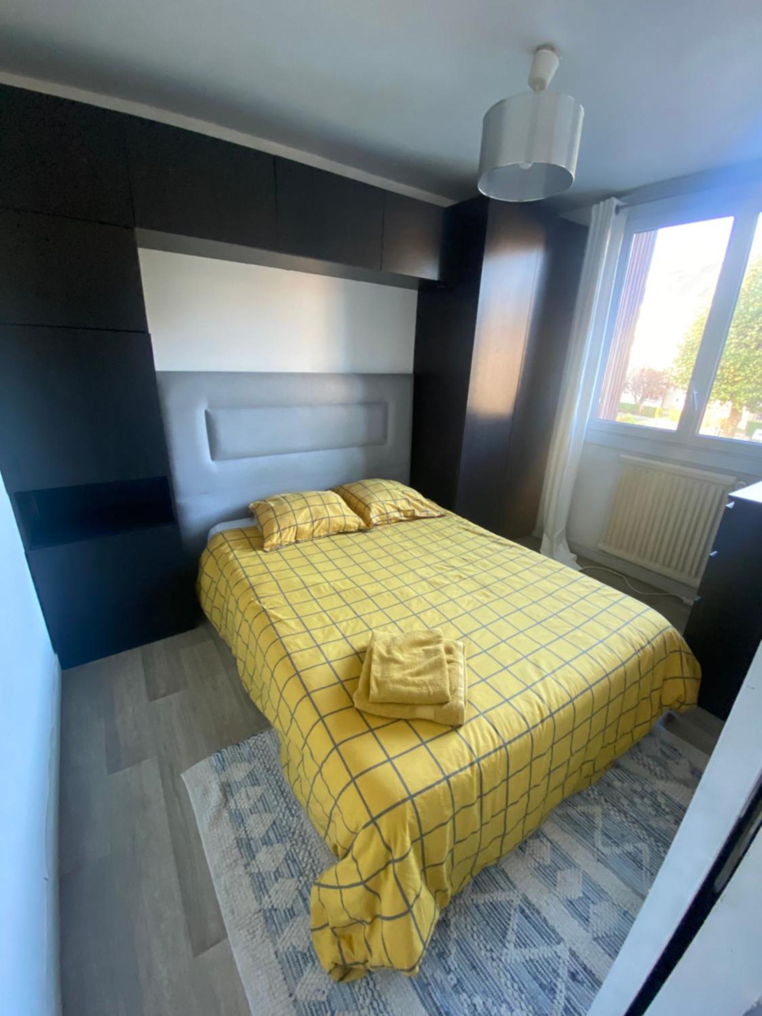 Bel Appartement Spacieux ,Convivial De 3 Chambres Avec Parking Prive Secure Caen Dış mekan fotoğraf