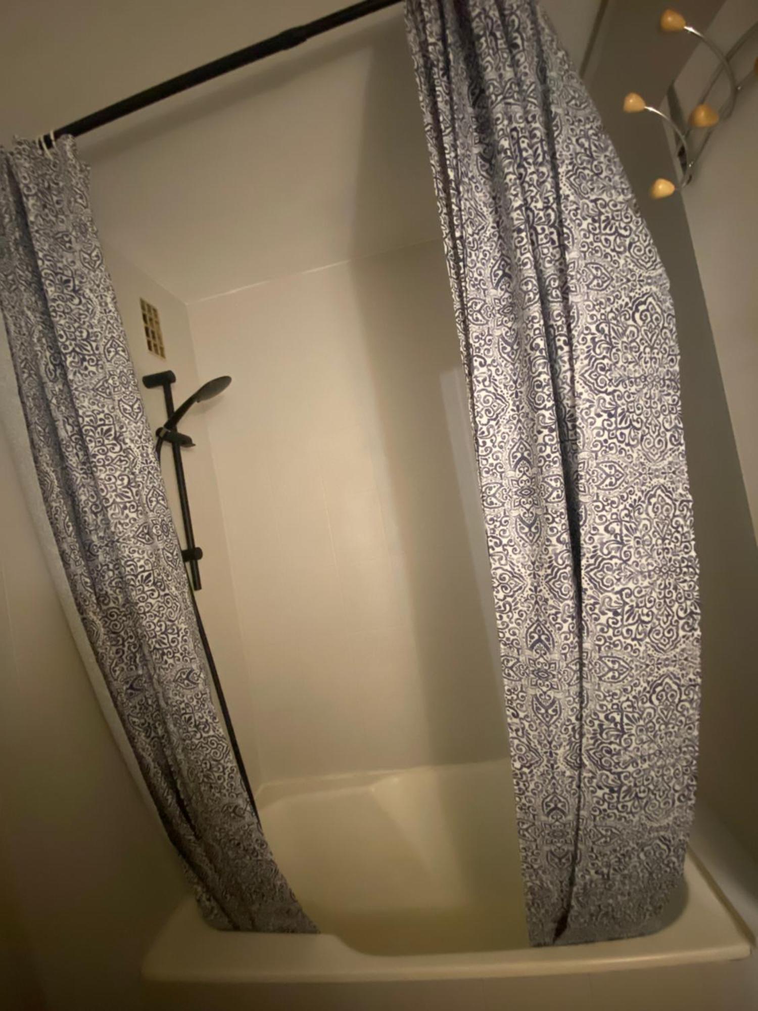 Bel Appartement Spacieux ,Convivial De 3 Chambres Avec Parking Prive Secure Caen Dış mekan fotoğraf