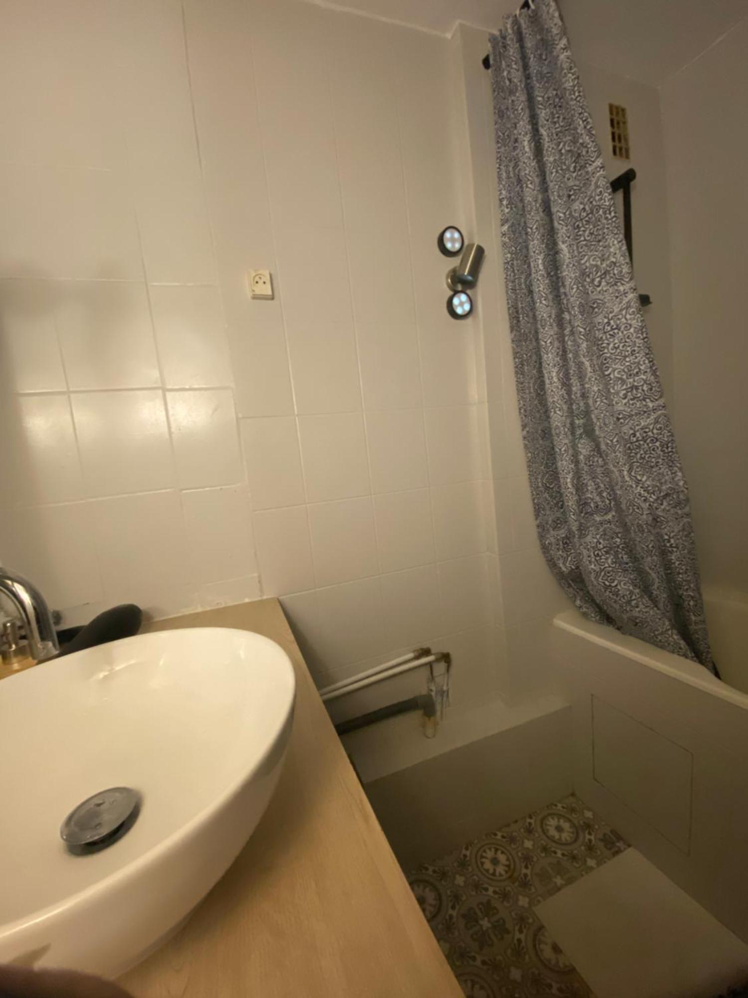 Bel Appartement Spacieux ,Convivial De 3 Chambres Avec Parking Prive Secure Caen Dış mekan fotoğraf