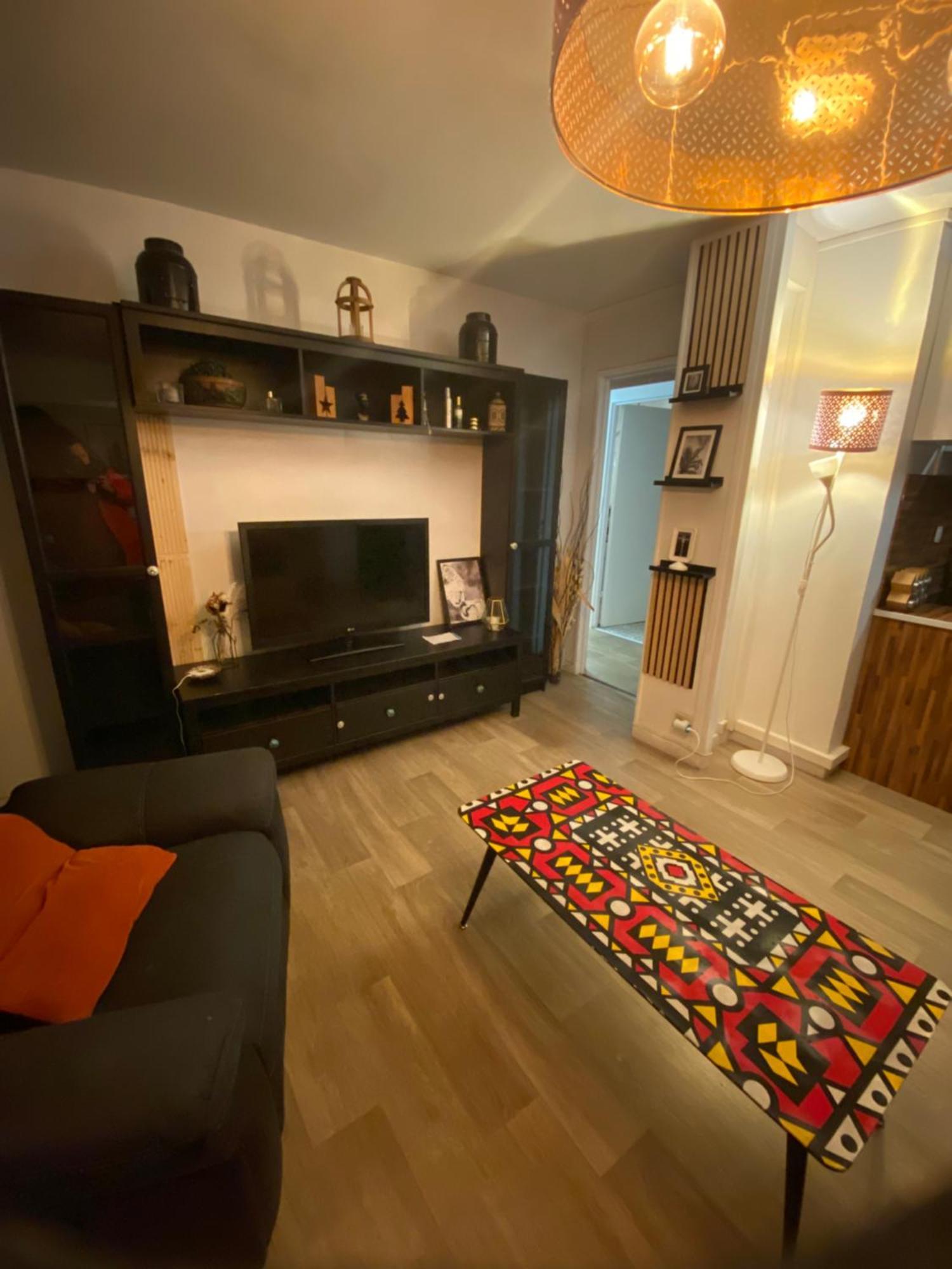 Bel Appartement Spacieux ,Convivial De 3 Chambres Avec Parking Prive Secure Caen Dış mekan fotoğraf